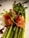 Espárragos verdes con tartar de tomate y crujiente de ibérico