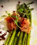 Espárragos verdes con tartar de tomate y crujiente de ibérico