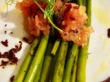 Espárragos verdes con tartar de tomate y crujiente de ibérico