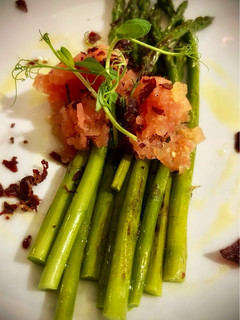 Una foto de Espárragos verdes con tartar de tomate y crujiente de ibérico
