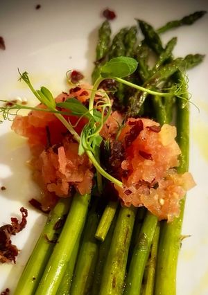 Una foto de Espárragos verdes con tartar de tomate y crujiente de ibérico