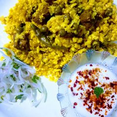 A picture of Soya chunk and green peas tahri.