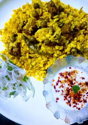 A picture of Soya chunk and green peas tahri.