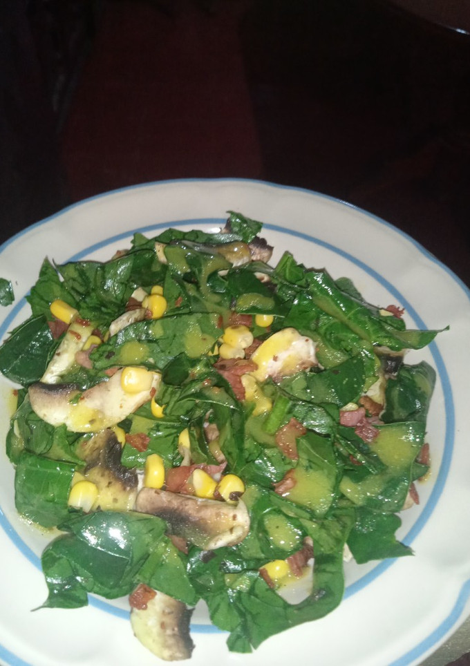 Una foto de Ensalada de espinacas con tocino