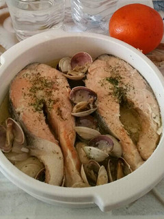 Una foto de Salmón con almejas al microondaa