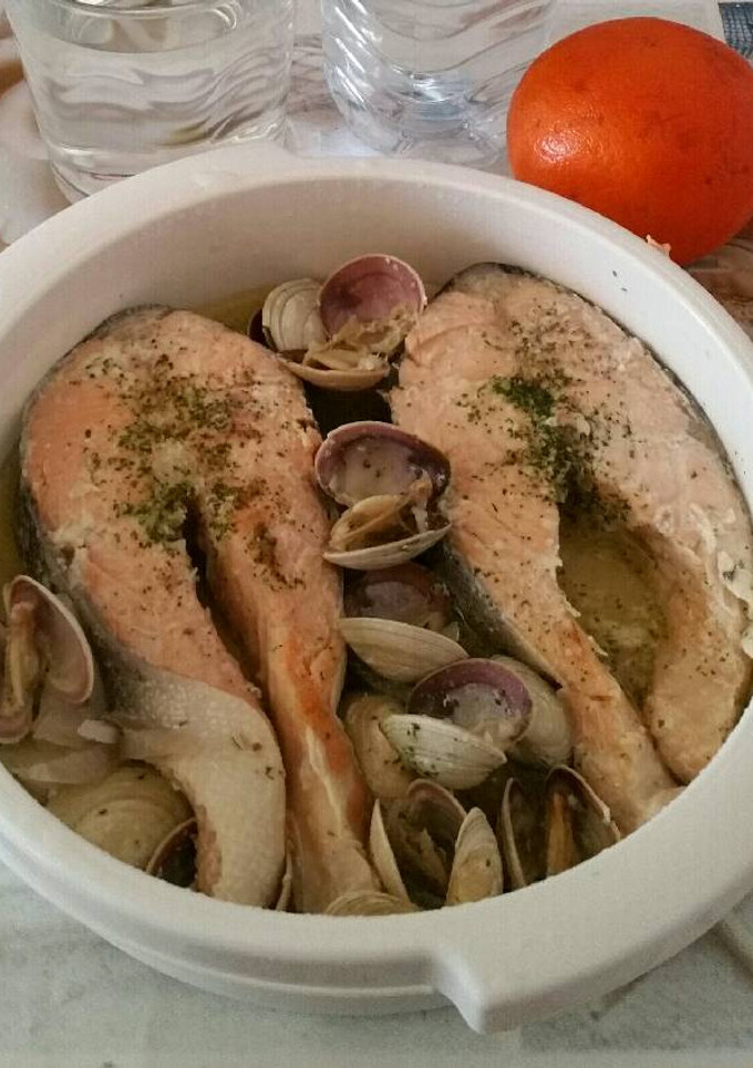 Una foto de Salmón con almejas al microondaa
