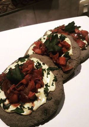 Una foto de Arepas de calamar en su tinta