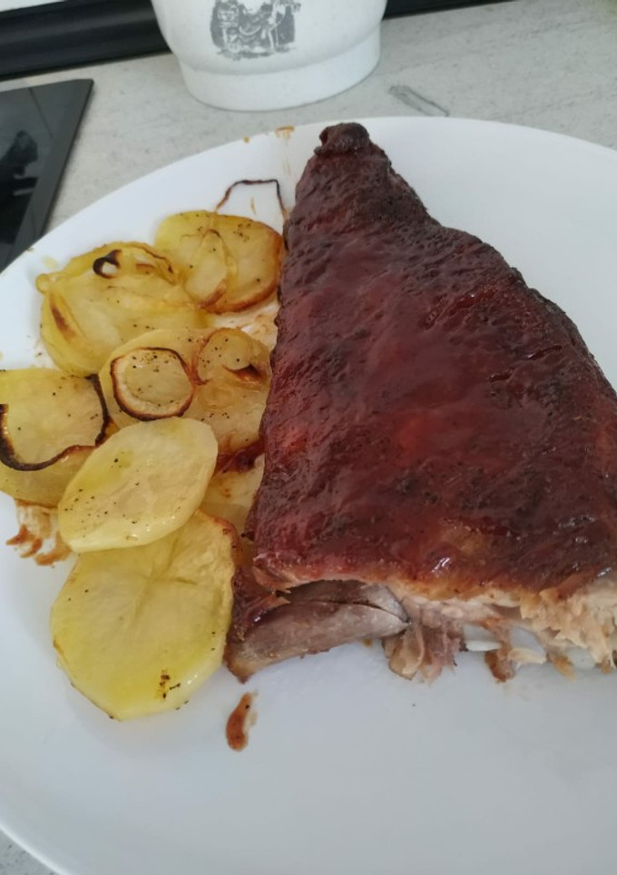 Una foto de Costillas al horno en salsa barbacoa