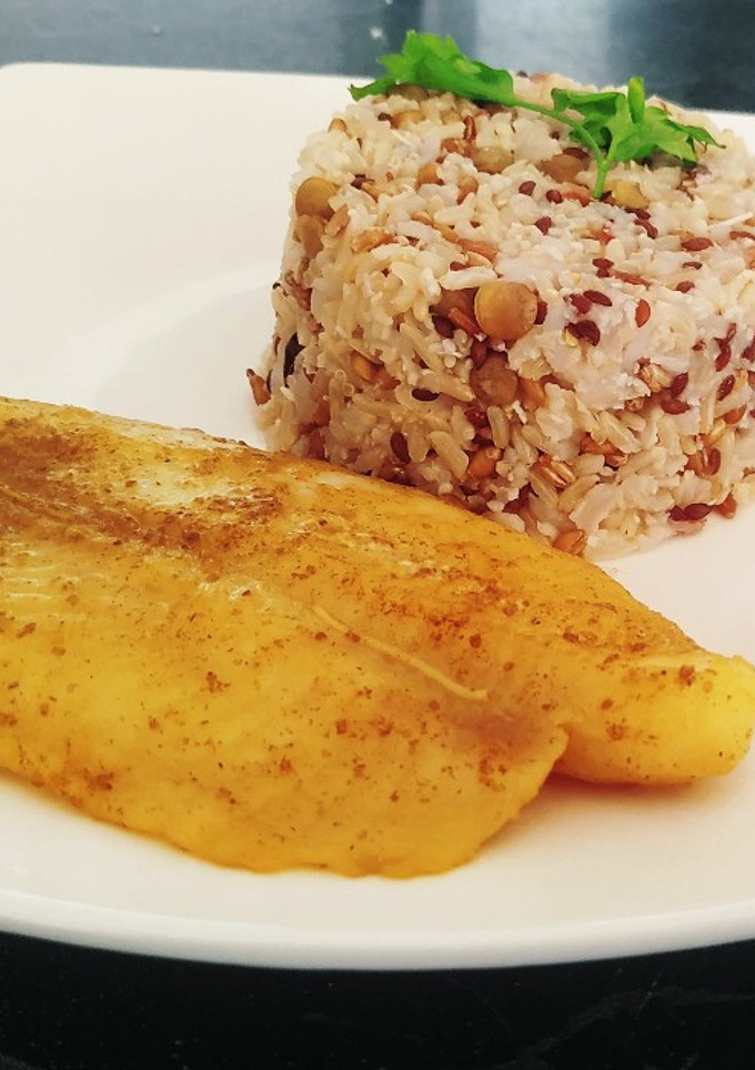 Una foto de Arroz multigrano con pescado