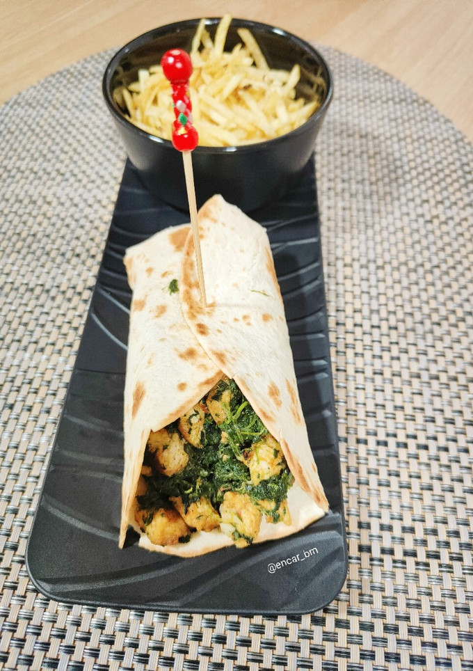 Una foto de Burrito de pollo y espinacas