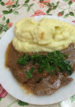 Una foto de Bifes a la criolla con puré