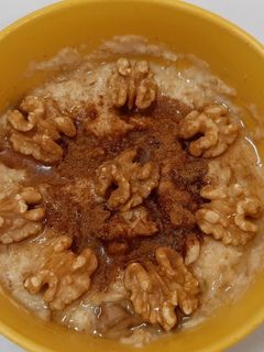 صورة لوصفة شوفان بالتمر والجوز والقرفة 😍😋