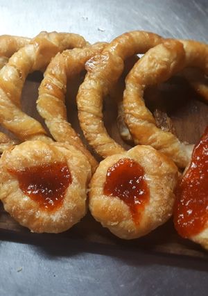 Una foto de Medialunas de grasa y facturas