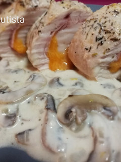 Una foto de Pechuga de pollo rellena