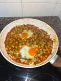 Favas com ovo escalfado, grão de bico e espargo