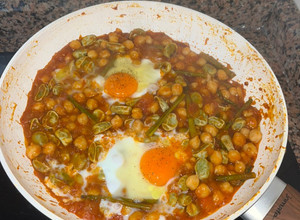 Foto de Favas com ovo escalfado, grão de bico e espargo