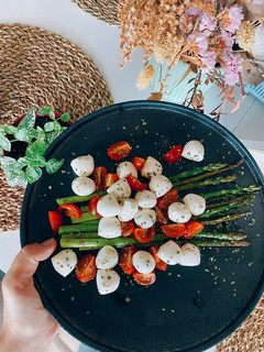Una foto de Espárragos verdes con cherrys y mozzarella
