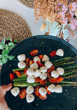 Foto principal de Espárragos verdes con cherrys y mozzarella