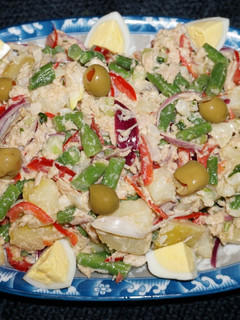 Una foto de ENSALADA DE PAPAS CON ATÚN Y POROTOS VERDES. JON STYLE