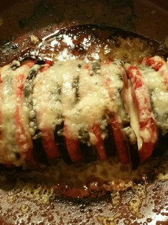 Una foto de Rollo de berenjena, tomate y queso gratinado