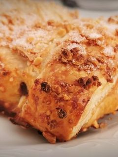 Una foto de Hojaldre relleno de chocolate y cubierto de almendra y azúcar