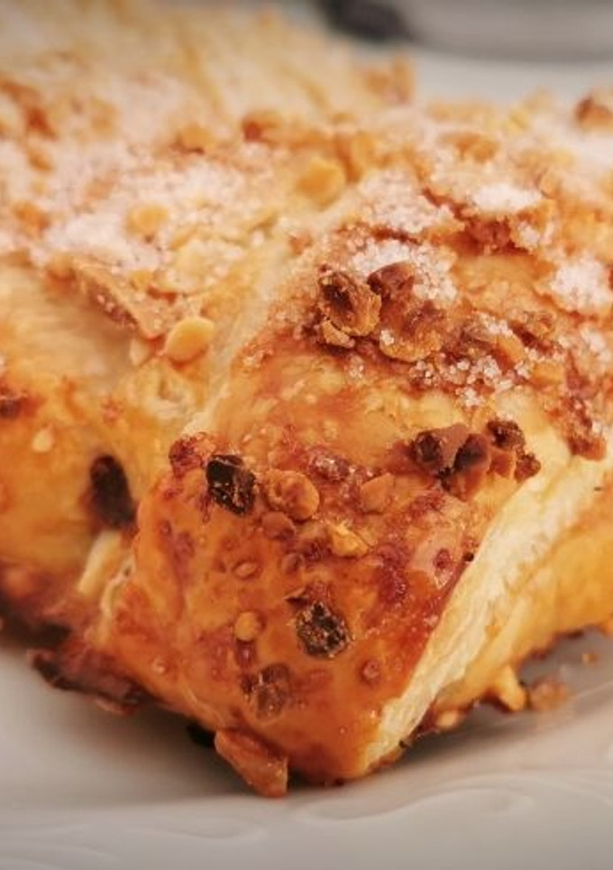 Una foto de Hojaldre relleno de chocolate y cubierto de almendra y azúcar