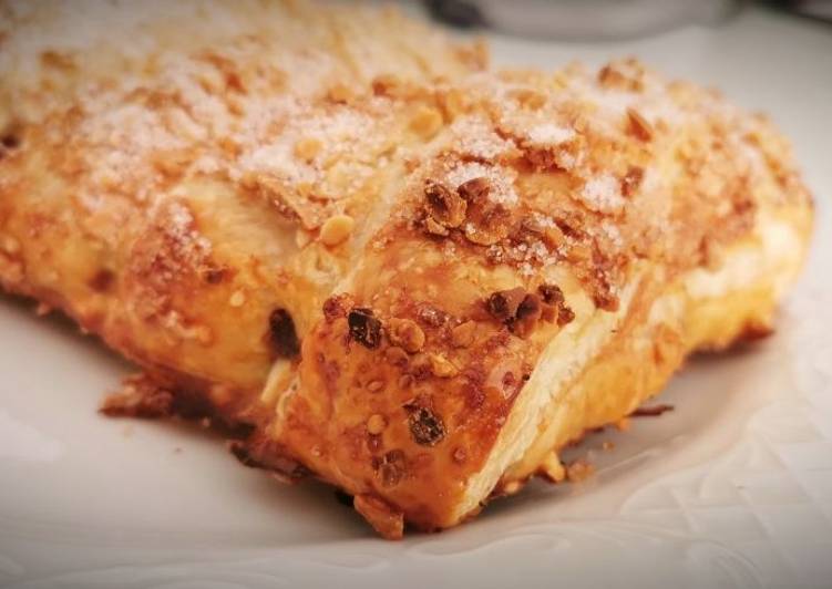 Hojaldre relleno de chocolate y cubierto de almendra y azúcar