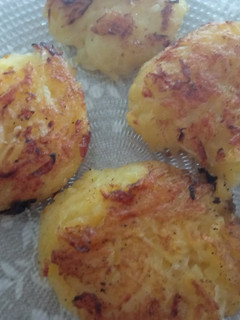 Una foto de Rostis de patata, queso y cebolla