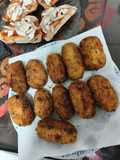 Croquetas de Pollo Asado, Cebolla Caramelizada y Rulo de Cabra