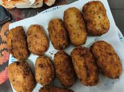 Una foto de cebolla caramelizada con queso de cabra