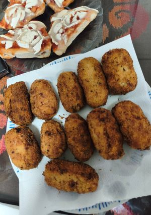 Una foto de Croquetas de Pollo Asado, Cebolla Caramelizada y Rulo de Cabra