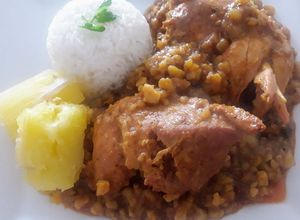 Una foto de Carapulcra con dos carnes a lo Carmelita