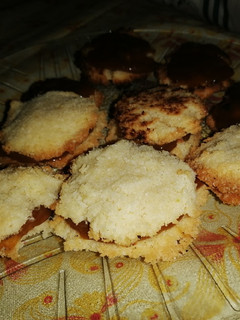Una foto de Coquitos o alfajorcitos de coco!!