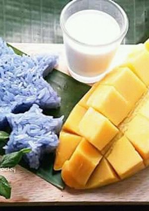 A picture of Butterfly Pea Mango Sticky Rice.