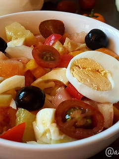 Una foto de Ensalada campera con los ingredientes de mi nevera