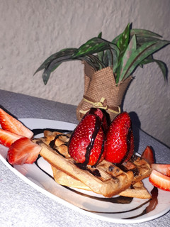 Una foto de 🍫 Waffles Deliciosos Con Choco Chips Y Frutillas 🍓