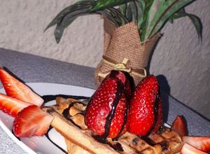 Una foto de 🍫 Waffles Deliciosos Con Choco Chips Y Frutillas 🍓