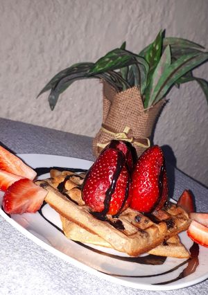 Una foto de 🍫 Waffles Deliciosos Con Choco Chips Y Frutillas 🍓