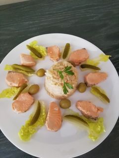 Una foto de Arroz con Salsa de Soja y Dados de Salmón