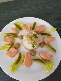 Una foto de Arroz con Salsa de Soja y Dados de Salmón