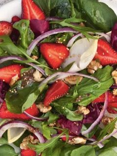 Una foto de Ensalada verde y roja!