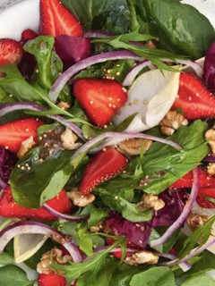 Una foto de Ensalada verde y roja!