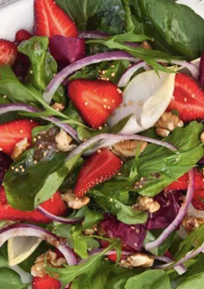 Una foto de Ensalada verde y roja!