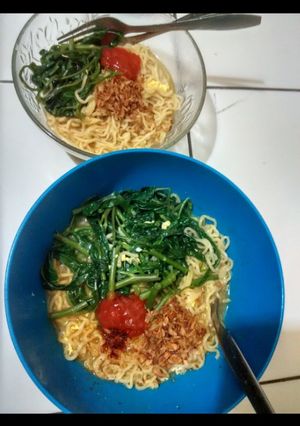 Foto resep Mi instan plus kangkung