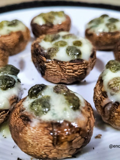 Una foto de Champiñón relleno de gorgonzola y alcaparras en airfryer
