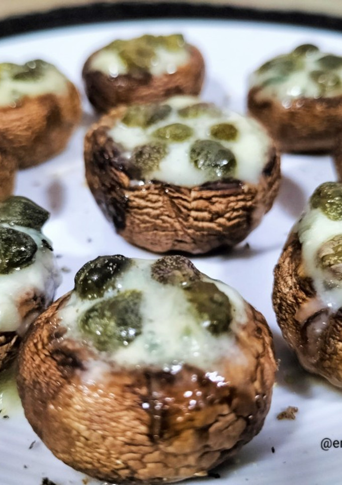 Una foto de Champiñón relleno de gorgonzola y alcaparras en airfryer