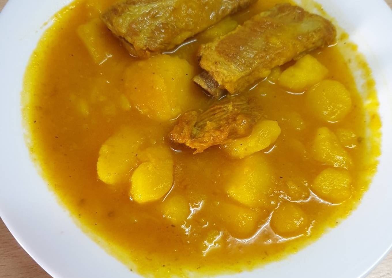 Guiso de costillas con patatas