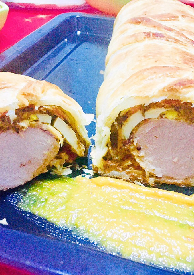 Una foto de Solomillo Wellington Chikitiki con salsa de orejones y pasas