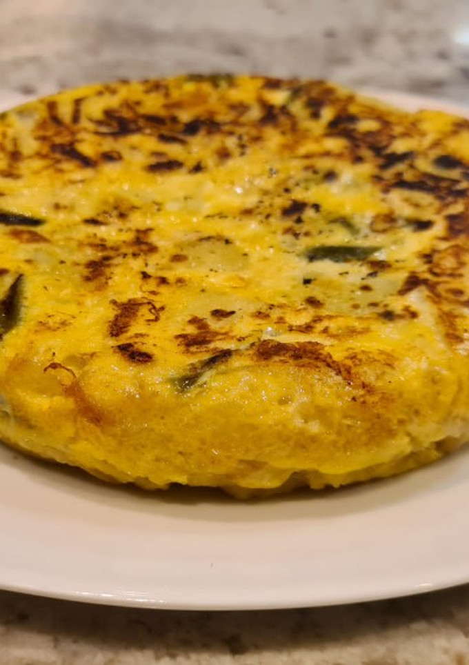 Una foto de Tortilla de patatas y pimientos verdes