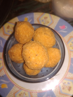 बेसन और गोंद के लड्डू (besan aur gond ke ladoo recipe in Hindi) रेसिपी मुख्य फोटो